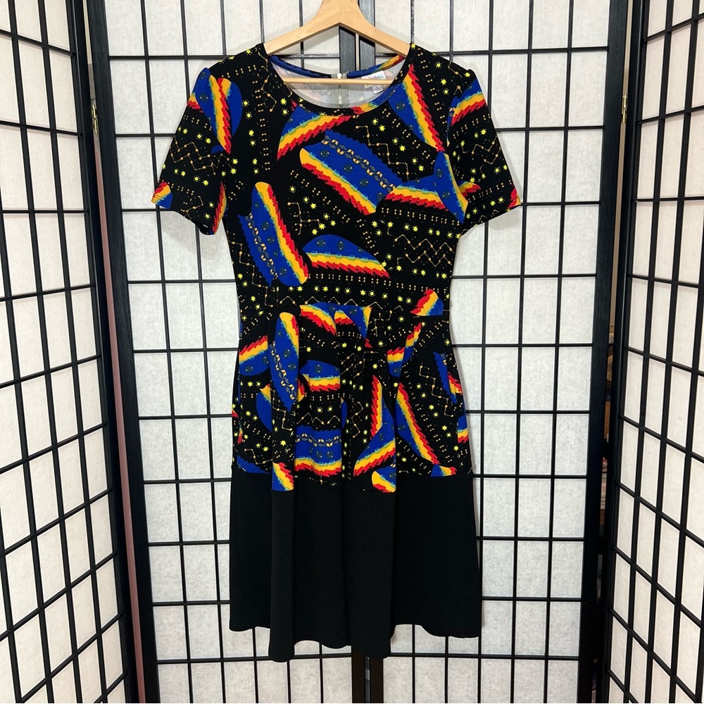 LulaRoe Amelia Black Multicolor Stars Pleated Pocketed Short Sleeve Dress Sz L